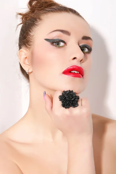 Close-up portrait of young beautiful woman with red sensual lips — Stock Photo, Image