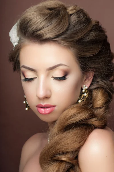 Portrait of the beautiful young girl in an image of the bride wi — Stock Photo, Image