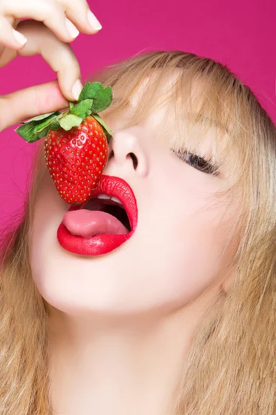 Sexy vrouw eten aardbei. sensuele rode lippen. sexy rode lippen — Stok fotoğraf