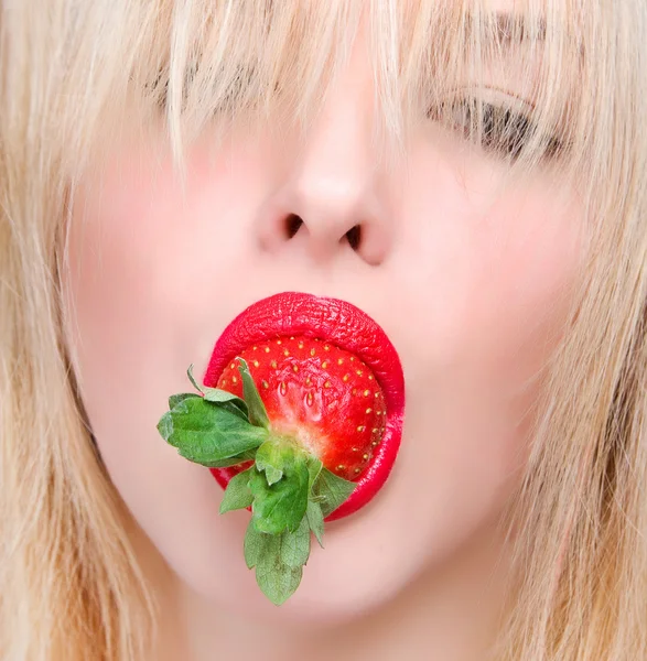 Mujer sexy comiendo fresa. Labios rojos sensuales. Sexy labios rojos Imagen de archivo