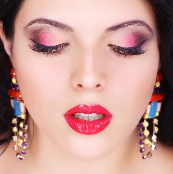 Sexy chica de belleza con labios rojos. Maquillaje provocativo. Woma de lujo — Foto de Stock