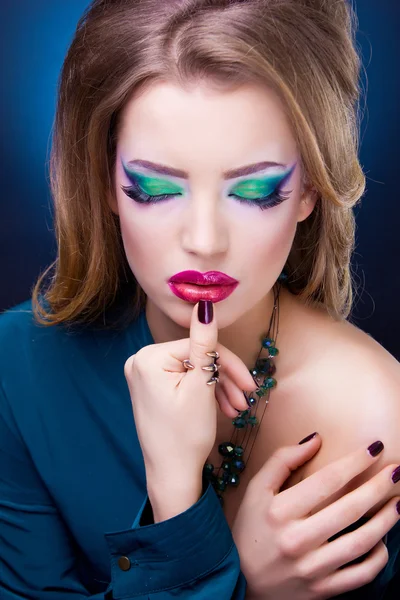 Retrato de mujer encantadora joven con maquillaje de moda brillante — Foto de Stock