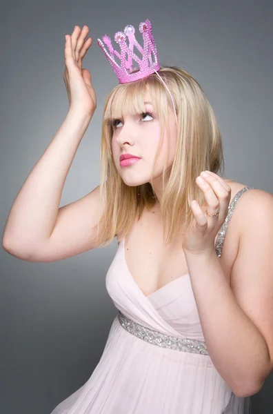 Retrato de mulher vestindo coroa princesa rosa — Fotografia de Stock