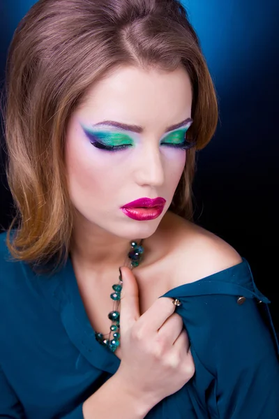 Retrato de mujer encantadora joven con maquillaje de moda brillante —  Fotos de Stock