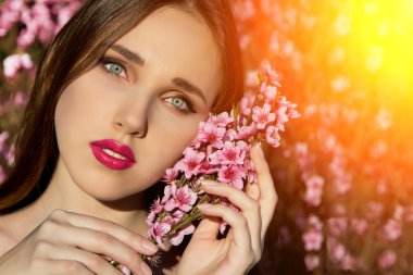 güzel bahar kız pembe çiçekli 