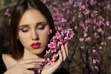 güzel bahar kız pembe çiçekli 