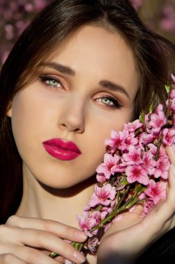 güzel bahar kız pembe çiçekli 