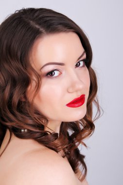 Kırmızı dudaklar ve çivi ile seksi güzellik kız. kışkırtıcı makyaj.