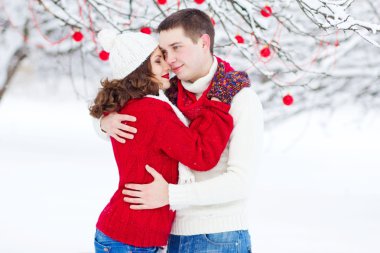 Kış orman, Noel ruh hali, mutlu ne mutlu Romantik Çift