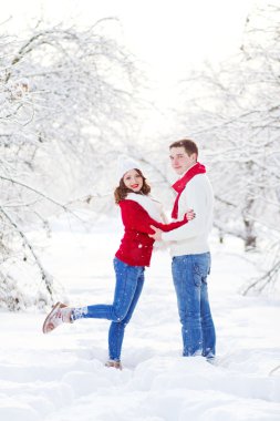 Kış orman, Noel ruh hali, mutlu ne mutlu Romantik Çift