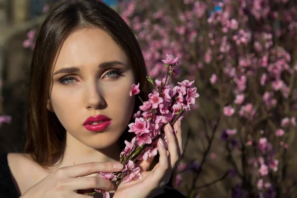 Belle fille de printemps avec des fleurs roses — Photo