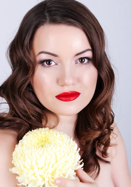 Menina de beleza sexy com lábios e unhas vermelhas. Maquiagem provocativa . — Fotografia de Stock