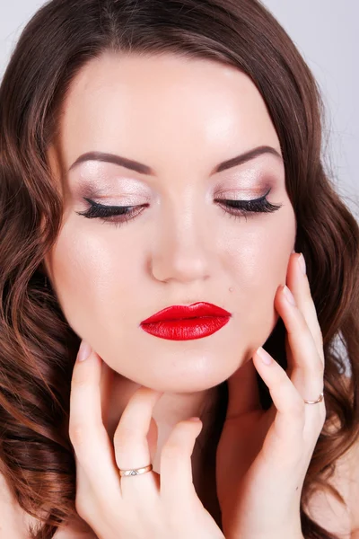 Piękna sexy dziewczyna z czerwone usta i paznokcie. wyzywający makijaż. — Zdjęcie stockowe