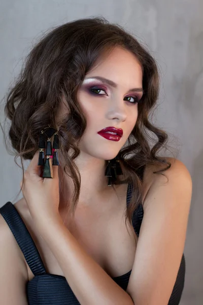 Mooie en charmante brunette in een Siciliaanse stijl met groene ogen met make-up kleuren Marsala. Sexy en volle lippen pruim-gekleurde — Stockfoto