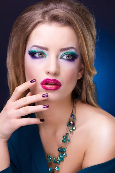 Retrato de mujer encantadora joven con maquillaje de moda brillante — Foto de Stock