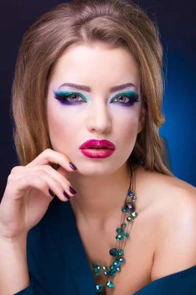 Retrato de mujer encantadora joven con maquillaje de moda brillante — Foto de Stock