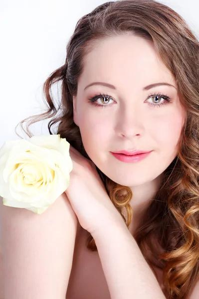 Mooie jonge vrouw met roze roos — Stockfoto