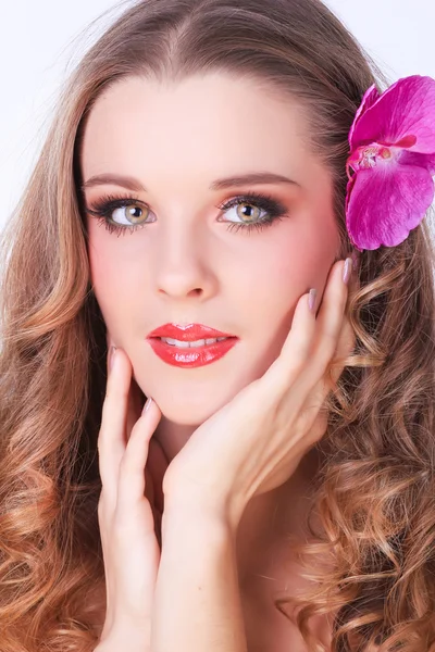 Mode schoonheid model meisje met orchideebloemen haar. Spa vrouw. — Stockfoto