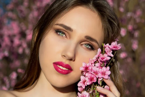 Belle fille de printemps avec des fleurs roses — Photo
