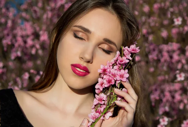 Όμορφη άνοιξη κορίτσι με ροζ λουλούδια — Φωτογραφία Αρχείου