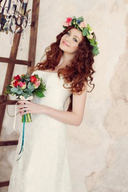 Onun o üzerinde çiçek çelenk içinde modern ve şık Kızıl saçlı gelin