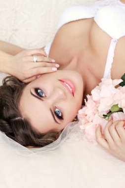 Seksi güzel çıplak gelin whit içinde poz mükemmel ince gövdeli