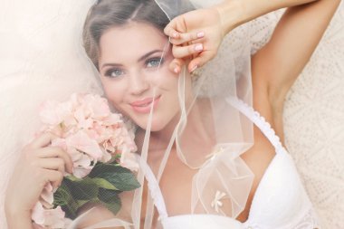 Seksi güzel çıplak gelin whit içinde poz mükemmel ince gövdeli