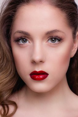 Güzellik moda modeli retro, pinup kız kırmızı dudaklı, Vintage tarzı kadın portre.