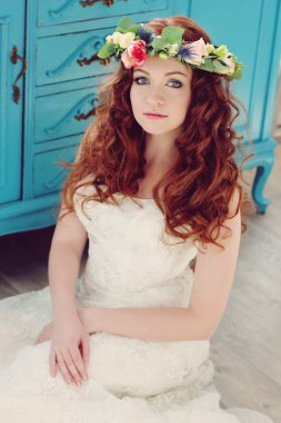 Onun o üzerinde çiçek çelenk içinde modern ve şık Kızıl saçlı gelin