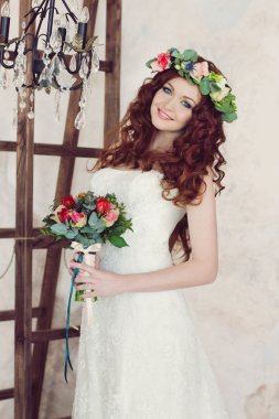 Onun o üzerinde çiçek çelenk içinde modern ve şık Kızıl saçlı gelin