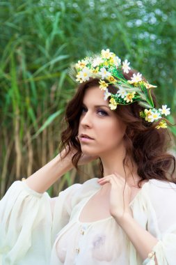 Genç ve güzel seksi kız nehirde. Ukrayna stili