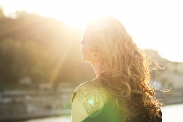 Geniş ekledi şapkalı genç hippi kız kahve içme