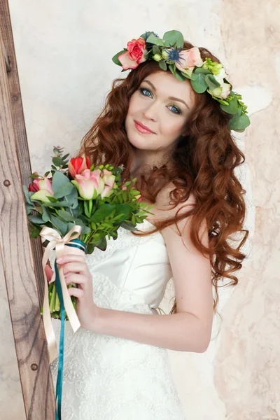 Nowoczesny i stylowy Ruda panna młoda w wieniec kwiatowy na jej on — Zdjęcie stockowe