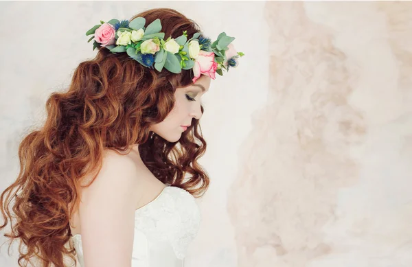 现代和时尚的红发新娘在上她的他的花环 — 图库照片