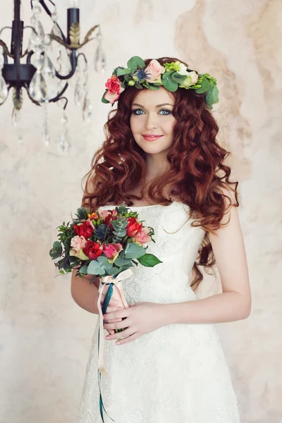 Moderna e elegante noiva ruiva em uma grinalda floral sobre ela ele — Fotografia de Stock