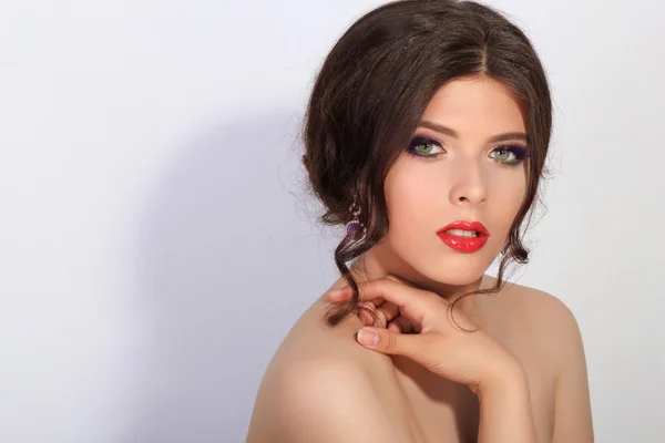 Schöne und charmante brünette Mädchen im sizilianischen Stil — Stockfoto