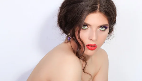 Krásná a okouzlující brunetka v sicilském stylu — Stock fotografie