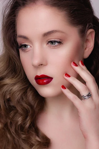 Modelo de moda de belleza retro, pinup girl con labios rojos, Vintage style Woman Portrait . — Foto de Stock