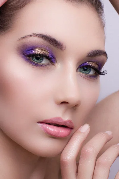 Retrato de chica de belleza con maquillaje colorido, esmalte de uñas y anillo — Foto de Stock
