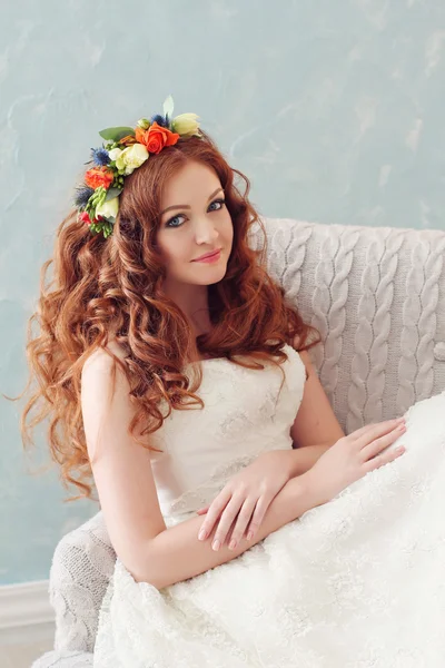 Современная и стильная рыжая невеста в цветочном венке — стоковое фото