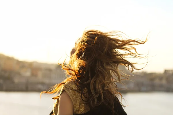 Jeune fille hipster en chapeau à large bord boit du café dans le — Photo