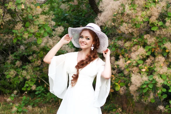 Красивая рыжеволосая девушка в стильной соломенной шляпе, одета в Элег — стоковое фото