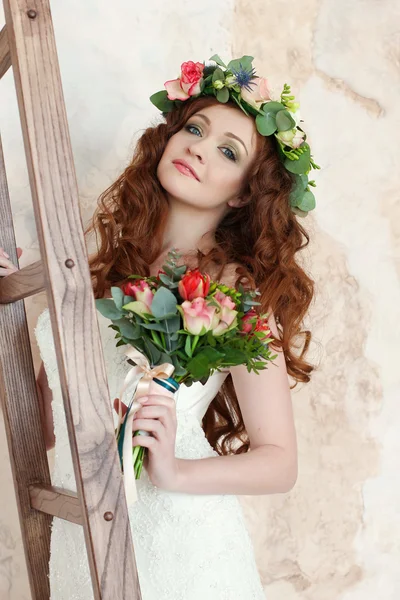 Nowoczesny i stylowy Ruda panna młoda w wieniec kwiatowy na jej on — Zdjęcie stockowe