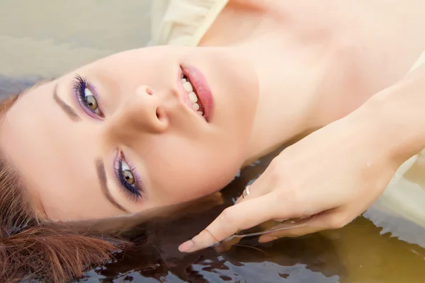 Foto arte della moda di una ragazza con bellissimi occhi e capelli sdraiati i — Foto Stock