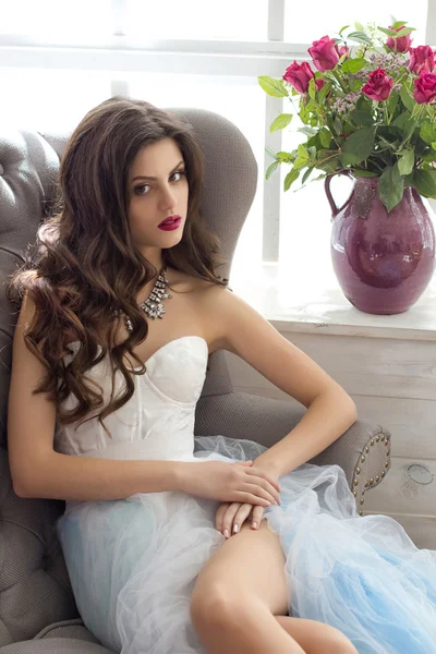 Piękna dziewczyna długowłosy w siedzący sukienka luksusowe i bujną — Zdjęcie stockowe