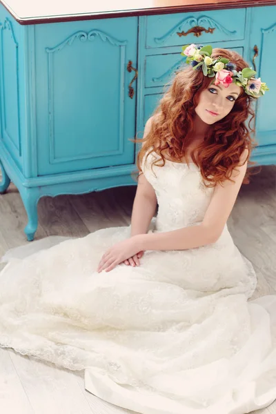 Moderna e elegante noiva ruiva em uma grinalda floral sobre ela ele — Fotografia de Stock