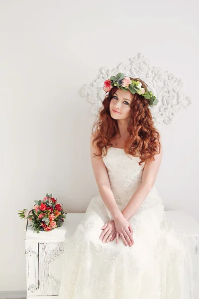 Moderna e elegante noiva ruiva em uma grinalda floral sobre ela ele — Fotografia de Stock