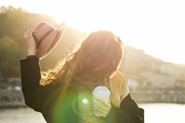 Jeune fille hipster en chapeau à large bord boit du café dans le — Photo