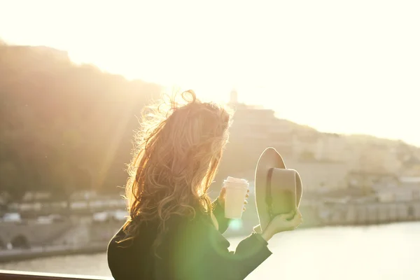 Jeune fille hipster en chapeau à large bord boit du café dans le — Photo
