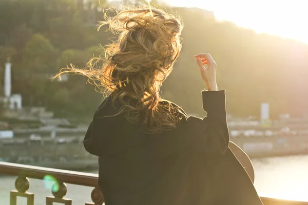 Jeune fille hipster en chapeau à large bord boit du café dans le — Photo